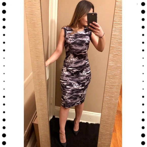 Jennifer Lopez Dresses & Skirts - Jennifer Lopez Gray Printed body-con dress